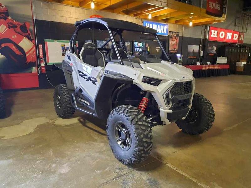 2023 Can-Am® Commander XT 700 - Image 2